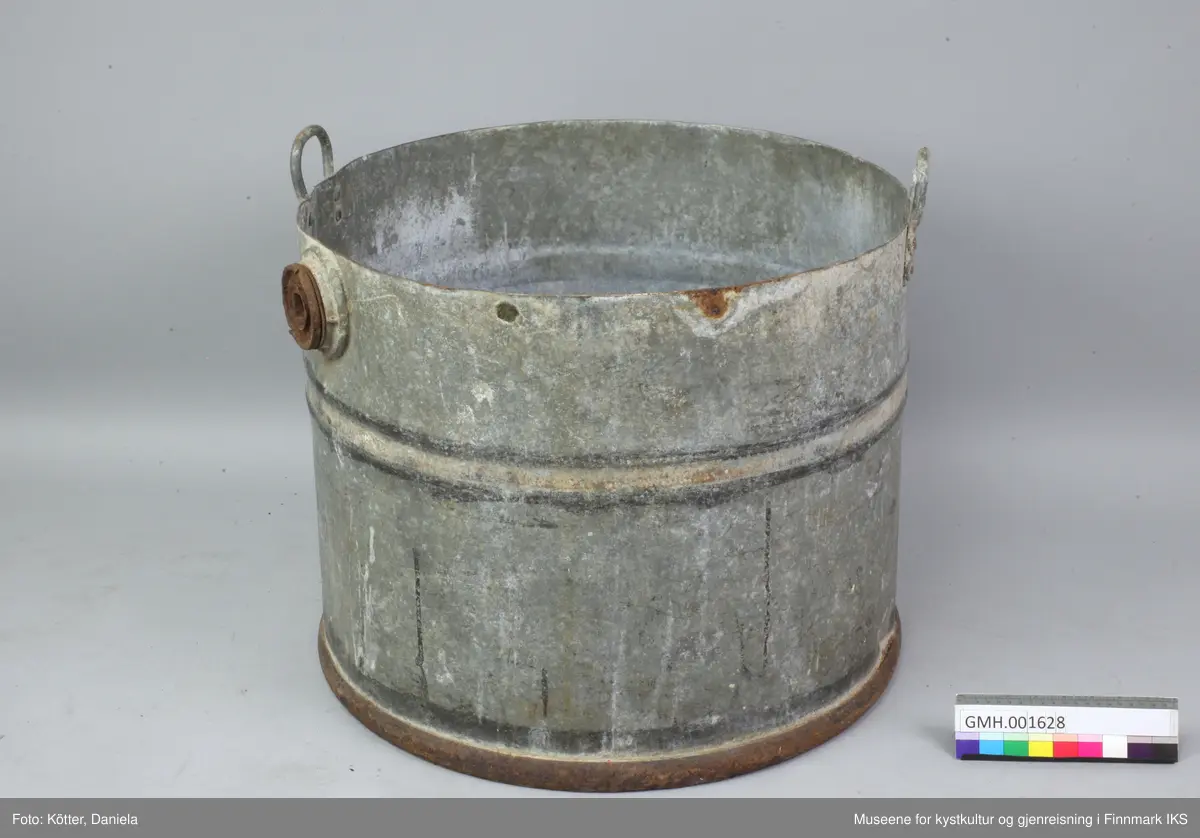 Stampen er laget av et drivstoff-fat etter tyske Wehrmacht. På øvre kanten er det klinket på to håndtak av metall på motstående sider.
