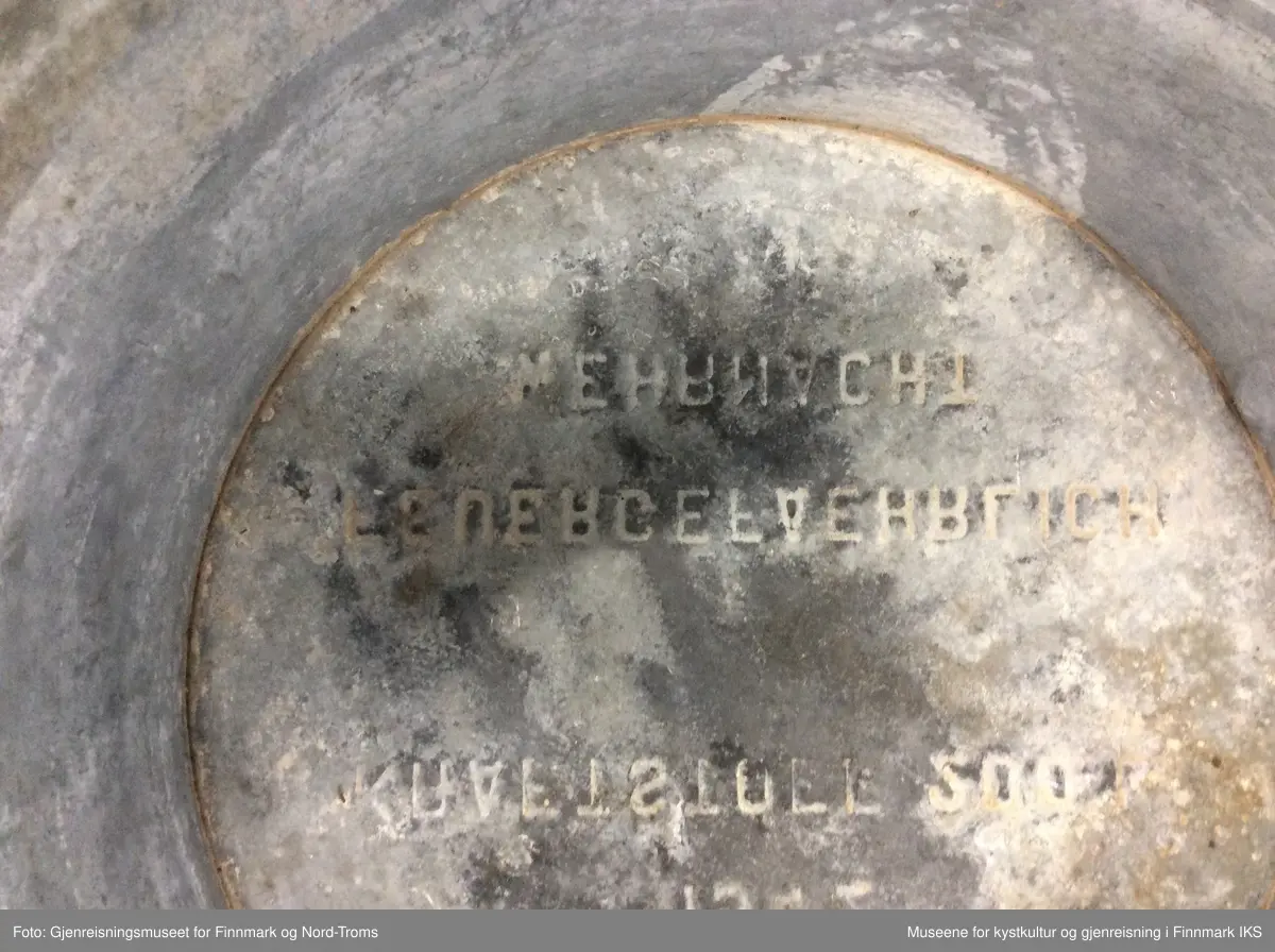 Stampen er laget av et drivstoff-fat etter tyske Wehrmacht. På øvre kanten er det klinket på to håndtak av metall på motstående sider.