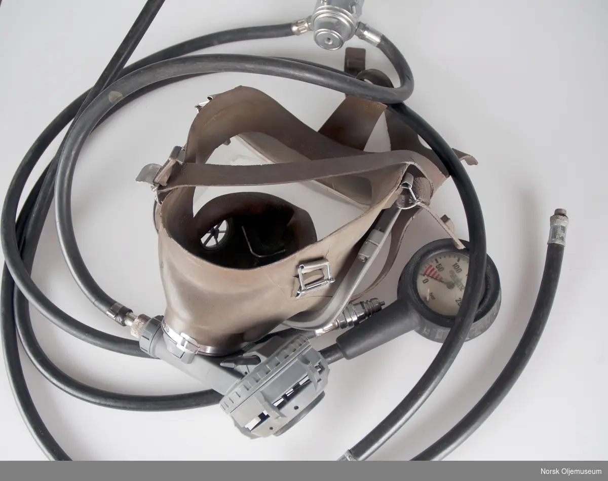 Helmaske med tilkoblet manometer og ledninger.