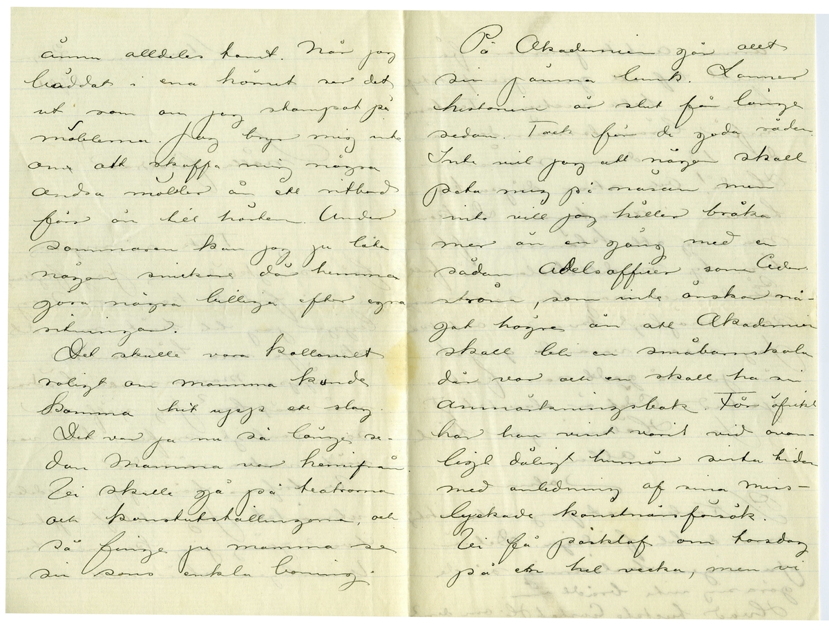 Brev 1901-04-02 från John Bauer till Emma och Joseph Bauer, bestående av fyra sidor skrivna på fram- och baksidan av ett viktpappersark. Huvudsaklig skrift handskriven med svart bläck.
.
BREVAVSKRIFT:
.
[Sida 1]
Stockholm 2 april
1901
Snälla föräldrar!
tack så mycke
för sängkläderna. Jag flyttade
in så fort de kommo. Nog
ligger jag lite hårt men det
skall ju vara hälsosamt.
Pappa, mamma [överskrivet: h] och bröderna
mår väl bra? Jag själf har
som vanligt snufva, tack vare
vårt vackra vårväder.
Vi trifvas här uppe alldeles
utmärkt. Jag riktigt njuter
hvar gång jag kommer hem.
Visserligen står mitt rum
.
[Sida 2]
ännu alldeles tomt. När jag
bäddat i ena hörnet ser det
ut som om jag stampat på
möblerna. Jag bryr mig inte
[överstruken stapel på m] om att skaffa mig några
andra möbler än ett ritbord
förr än till hösten. Under
sommaren kan jag ju låta
någon snickare där hemma
göra några billiga efter egna
ritningar.
Det skulle vara kollossalt
roligt om mamma kunde
komma hit upp ett slag.
Det var ju nu så länge se-
dan mamma var hemifrån.
Vi skulle gå på teatrarna
och konstutställningarna, och
så finge ju mamma se
sin sons enkla boning.
.
[Sida 3]
På Akademien går allt
sin jämna lunk. Lanner
historien är slut för länge
sedan. Tack för de goda råden.
Inte vill jag att någon skall
peta mig på näsan men
inte vill jag häller bråka
mer än en gång med en 
sådan Adelsofficer som Ceder-
ström, som inte önskar nå-
got högre än att Akademien
skall bli en småbarnskola
där var och en skall ha sin
anmärkningsbok. För öfrikt
har han visst varit vid ovan-
ligt dåligt humör sista tiden
med anledning af sina miss-
lyckade konstnärsförsök.
Vi få påsklof om torsdag
på [överskrivet: l] en hel vecka, men vi
.
[Sida 4]
arma antik prissar få
visst lof att gno perspektif
hemma hela veckan. Tentorna
inför
läroverksnämnden är
den 13 i denna månaden.
Hu då! och strax därpa ten-
tamen i anatomi. De kom-
ma nog att klämma efter
bra ty modellskolan är full
[överstruket: och] så de vill nog ha så många
som möjligt kvar i antiken
Jag såsom varande yngst
är ju så godt som fast-
spikad. Ödet är obevekligt.
Ja. Hälsningar till
alla
John
P.S. Korten vet jag inte riktigt
när de bli färdiga. Det är 
ju ingen beställning så de
göra sig inte brådt om
Hvad tyckte Gustaf H. om dem?