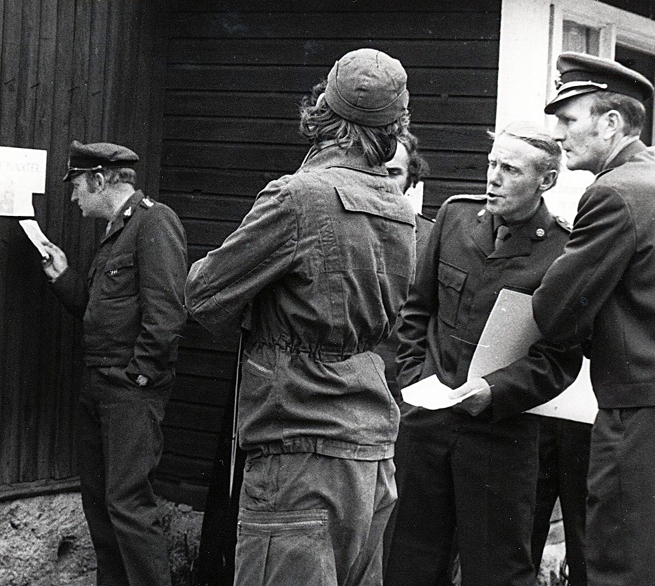 Mariefred den 29 augusti

Några bilder från målområdet vid Fredrikshall, klubbstuga för IFK Mariefred och OK Gripen.

Bild 1
På trappan, tävlingsledaren Karl-Åke Bergström.
I mitten; Björn Andersson (Liljehag) och Christer Blomlöf.

Bild 2
?
Bild 3
Lars Widegren och Jan Forsman. Vid resultattavlan Allan Sjöberg.

Bild 4
I bakgrunden; Allan Sjöberg och Sören Berglund

Bild 5
Yngve Hörndahl.