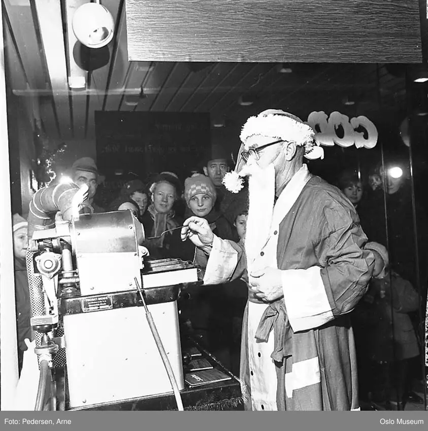 Vikaterrassen, julenisse, Toregersen kaffe, utstillingsvindu, barn, kvinner, menn