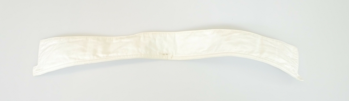 Hvit løskrage til mannsdrakt i bomull. To knappehull i hver ende og ett bak på kragen. 