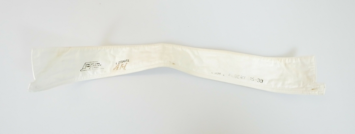 Hvit løskrage til mannsdrakt i bomull. To knappehull i hver ende og ett bak på kragen. 