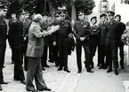 Torget Mariefred den 29 augusti

Bild 1
T.v. om Curt Olsson ser vi Malcolm Lilliehöök och Björn Andersson (Liljehag).  
T.h. om Curt skymtar Peter Gustavsson (Ahlström), överste 1. Nils Stenqvist, överste Sven Björk, Magnus Bernroth och Lars Widegren.

Bild 2
Yngve Hörndahl, överste Sven Björk och överste 1. Nils Stenqvist, 

Bild 3
Curt Olsson vid stadsbrunnen.

Bild 4
Olof Hedberg, Christer Blomlöf, Sören Berglund, Anders Fagerström, Roger Granath och Dennis Nordsten.