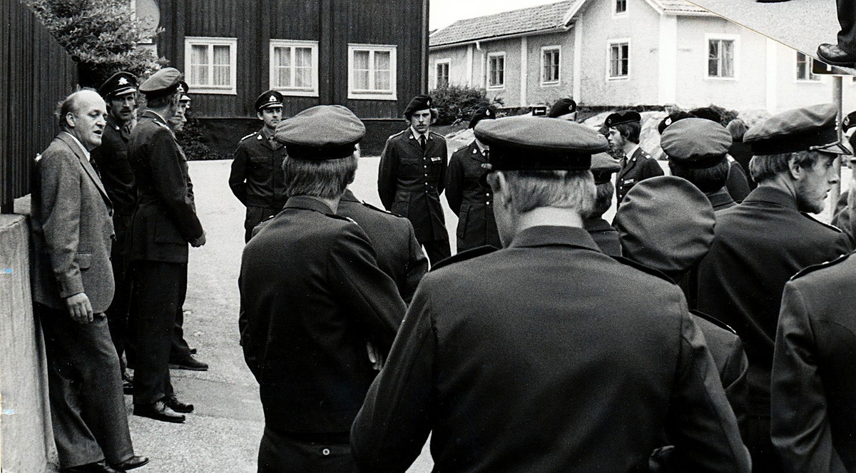 Torget Mariefred den 29 augusti

Bild 1
Allan Sjöberg, Arne Druid, Kurt Magnusson och Anders Fagerström.

Bild 2
Här känner vi igen Allan Sjöberg, Bertil Eklöf, Sören Berglund, Björn Andersson (Liljehag), Peter Jensen och Jan Forsman.

Bild 3
Curt Olsson berättar, bortom honom ser vi Bertil Eklöf och Lars Widegren. Längst t.h Ulf Tengbrand.

Bild 4
Längst t.v. Magnus Bernroth, och t.h. om Curt Olsson ser vi bl. a. Dennis Nordsten, Bertil Eklöf, Sören Berglund och Björn Andersson (Liljehag).