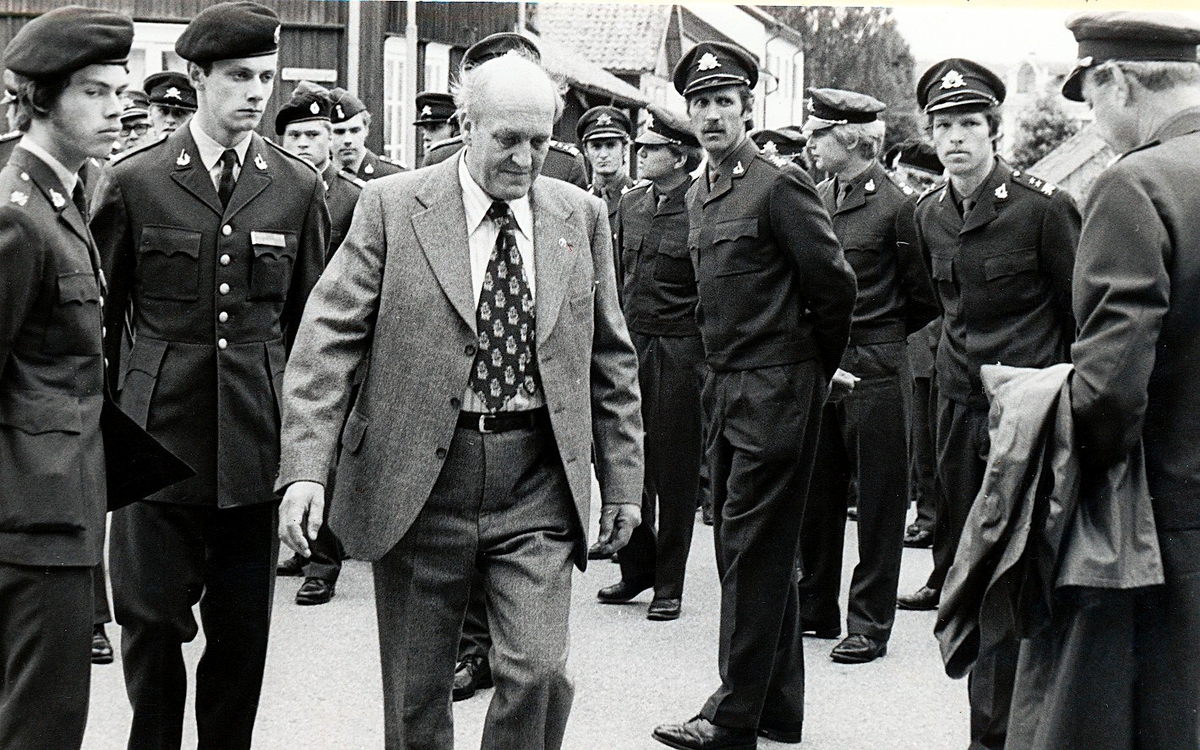 Torget Mariefred den 29 augusti

Bild 1
Allan Sjöberg, Arne Druid, Kurt Magnusson och Anders Fagerström.

Bild 2
Här känner vi igen Allan Sjöberg, Bertil Eklöf, Sören Berglund, Björn Andersson (Liljehag), Peter Jensen och Jan Forsman.

Bild 3
Curt Olsson berättar, bortom honom ser vi Bertil Eklöf och Lars Widegren. Längst t.h Ulf Tengbrand.

Bild 4
Längst t.v. Magnus Bernroth, och t.h. om Curt Olsson ser vi bl. a. Dennis Nordsten, Bertil Eklöf, Sören Berglund och Björn Andersson (Liljehag).