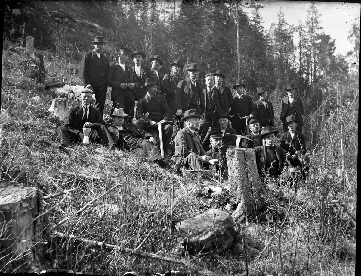 Fotosamling etter Bendik Ketilson Taraldlien (1863-1951) Fyresdal. Gårdbruker, fotograf og skogbruksmann. Fotosamlingen etter fotograf Taraldlien dokumenterer områdene Fyresdal og omegn. 
Gruppeportrett tatt i forbindelse med planteskole for voksene på Taraldlien.