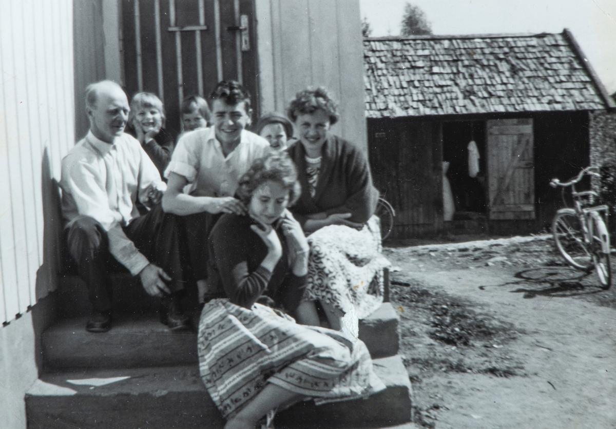 Gruppe 7 personer, 3 ukjente barn bakerst. 
2. rekke: Paul Bergsvenkerud, Arve Kristiansen, Anne Margrethe Pedersen. Foran sitter Gerd Kristiansen. Bilde er tatt på  Grønlund i Vang, 84/7. 
1962