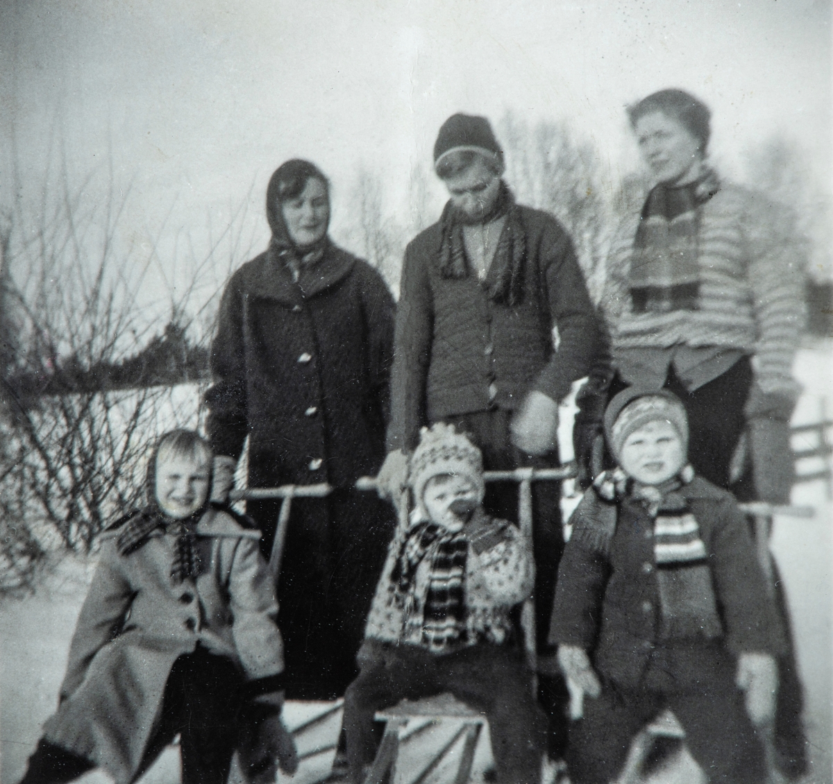 Gruppe 6 personer på sparktur, vinter. 84/6 Grønvold. 
Foran Sigrun Sørli, Tove Pedersen, Toril Ruud. 
Bak: Gunvor Flatby, Gerd Kristiansen, Jorunn Ruud.