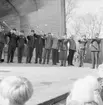 Uniformsklädda män blåser i näverlurar på Sollidenscenen. Fröken Skansen.