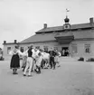 Folkdansuppvisning på gårdsplanen utanför Skogaholms herrgård, Skansen.