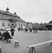 Ringdans på gårdsplanen framför Skogaholms herrgård, Skansen.