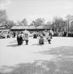 Folkdansuppvisning på scen vid Bollnässtugan, Skansen.