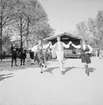 Folkdansuppvisning på scenen vid Bollnästorget, Skansen.