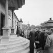 Folksamling vid trappan till Skogaholms herrgård, Skansen.