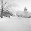 Vinterbilder på gårdar, ute och inne. Kyrkhultstugan och Seglora kyrka, Skansen.