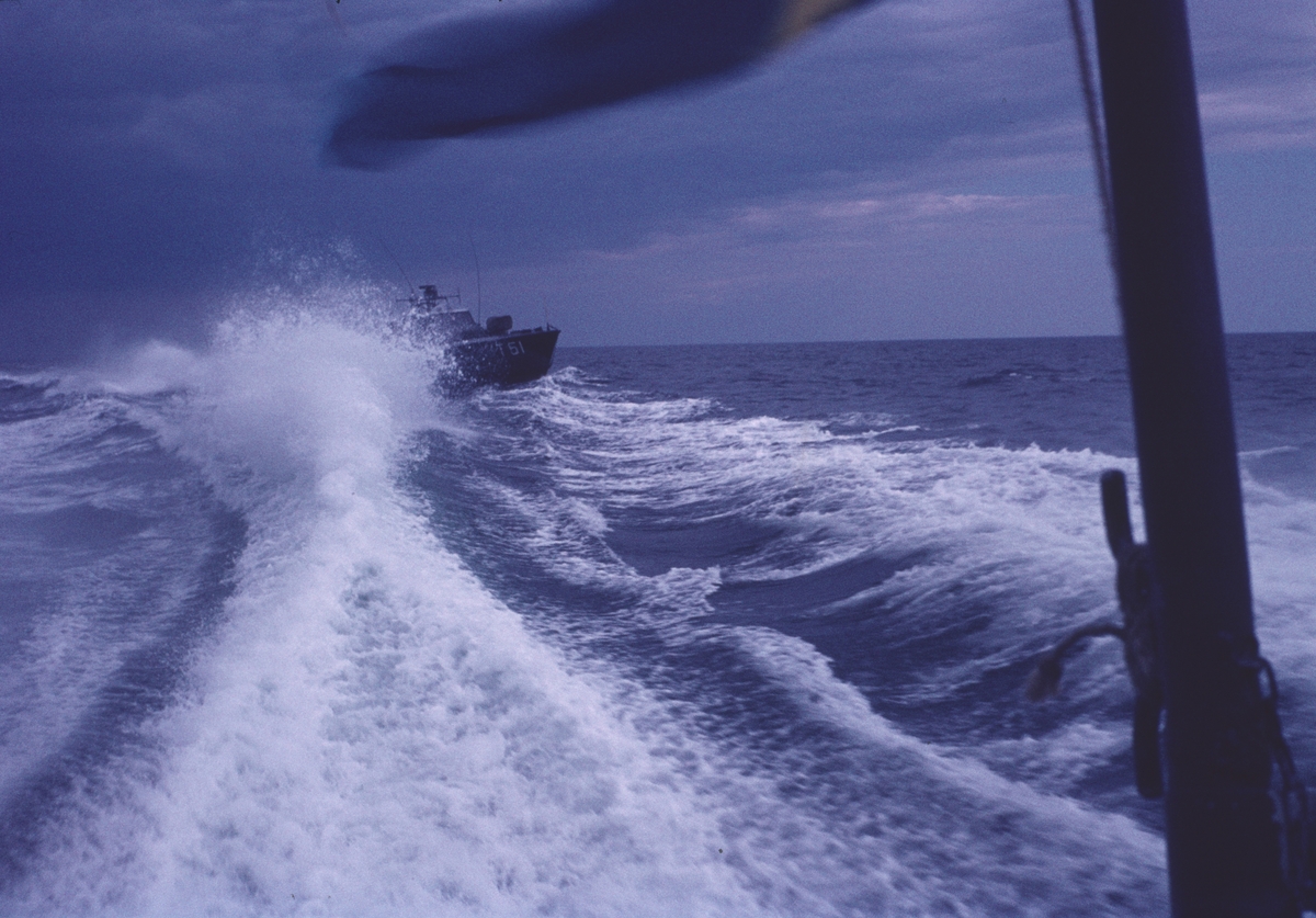 Bilden visar motortorpedbåten T 51 som följer en annan båt i dess häckvåg.