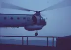 Bilden föreställer en så kallad flygande banan - en helikopter typ Vertol 44 under flygning.