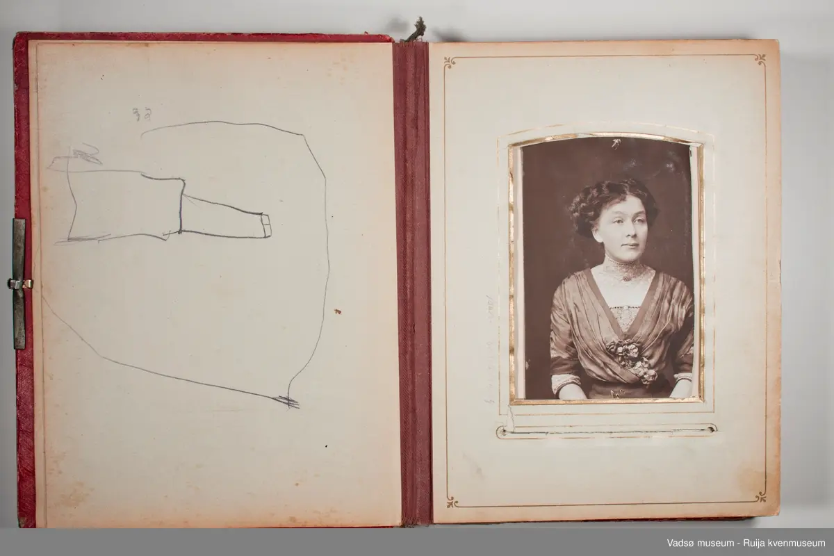 Albumet inneholder familebilder, kabinettkort for det meste. Det er 11 tintype i albumet. 

Om Tintype fotografering:

Tintype kom i 1853. Kvaliteten på bildet var dårlig, men prosessen ble raskt populær blant amatører og kanonfotografere. Dette var en enkel og billig prosess. I stedet for glass ble emulsjonen lagt på en tynn metallplate som ble fortinnet og malt svart. Når negativet lå på en mørk bakgrunn hadde det den effekt at det virket som et positivt bilde. Hos fagfotografen var det gjerne de bemidlede borgerne som lot seg fotografere, men med denne prosessen kunne også arbeideren ha råd til å la seg avbilde. Disse bildene tatt med tintype har i ettertid vært viktige for historikere som har forsket på det lavere sosiale laget av befolkningen.  Tintype prosessen var rask, krevde lite kjemi, og siden metallplaten ikke trakk vann så tørket den med det samme. Bildene kunne klippes til så de passet i medaljonger eller i små papirrammer, og de tålte å bli sendt i posten. Prosessen ble brukt helt frem til 1950 tallet, da den ble overtatt av polaroidfotografiet og 35mm film.
