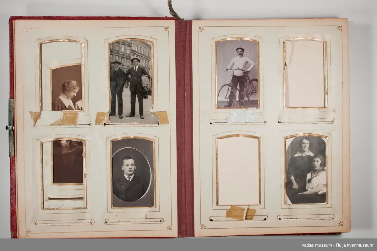 Albumet inneholder familebilder, kabinettkort for det meste. Det er 11 tintype i albumet. 

Om Tintype fotografering:

Tintype kom i 1853. Kvaliteten på bildet var dårlig, men prosessen ble raskt populær blant amatører og kanonfotografere. Dette var en enkel og billig prosess. I stedet for glass ble emulsjonen lagt på en tynn metallplate som ble fortinnet og malt svart. Når negativet lå på en mørk bakgrunn hadde det den effekt at det virket som et positivt bilde. Hos fagfotografen var det gjerne de bemidlede borgerne som lot seg fotografere, men med denne prosessen kunne også arbeideren ha råd til å la seg avbilde. Disse bildene tatt med tintype har i ettertid vært viktige for historikere som har forsket på det lavere sosiale laget av befolkningen.  Tintype prosessen var rask, krevde lite kjemi, og siden metallplaten ikke trakk vann så tørket den med det samme. Bildene kunne klippes til så de passet i medaljonger eller i små papirrammer, og de tålte å bli sendt i posten. Prosessen ble brukt helt frem til 1950 tallet, da den ble overtatt av polaroidfotografiet og 35mm film.