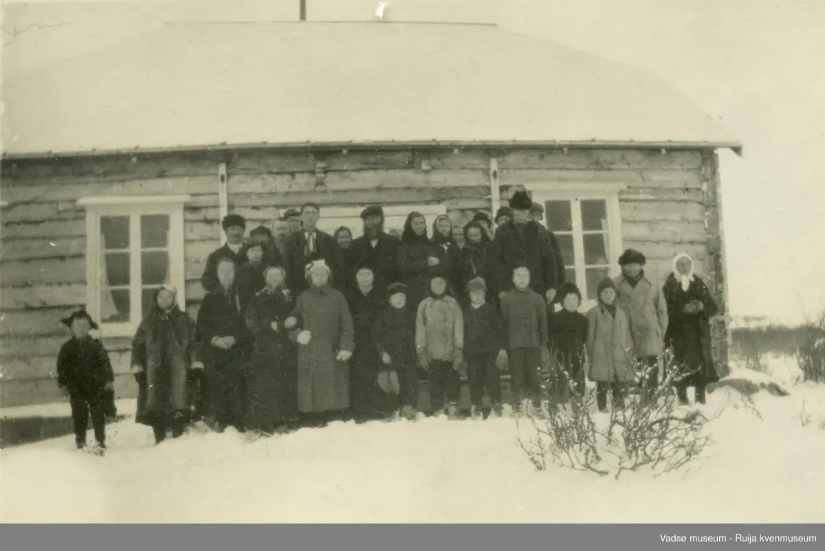Forsamling utenfor Oldefjord bedehus. 1924/1925.