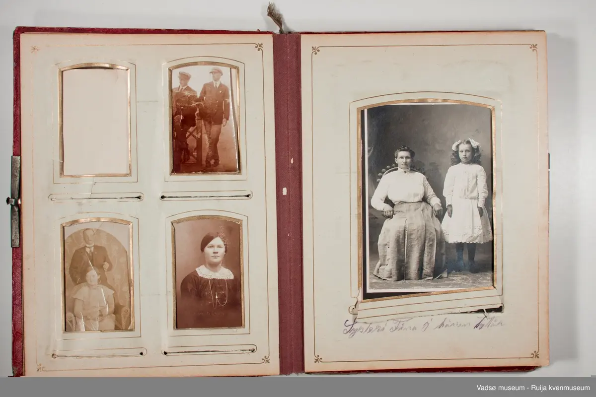 Albumet inneholder familebilder, kabinettkort for det meste. Det er 11 tintype i albumet. 

Om Tintype fotografering:

Tintype kom i 1853. Kvaliteten på bildet var dårlig, men prosessen ble raskt populær blant amatører og kanonfotografere. Dette var en enkel og billig prosess. I stedet for glass ble emulsjonen lagt på en tynn metallplate som ble fortinnet og malt svart. Når negativet lå på en mørk bakgrunn hadde det den effekt at det virket som et positivt bilde. Hos fagfotografen var det gjerne de bemidlede borgerne som lot seg fotografere, men med denne prosessen kunne også arbeideren ha råd til å la seg avbilde. Disse bildene tatt med tintype har i ettertid vært viktige for historikere som har forsket på det lavere sosiale laget av befolkningen.  Tintype prosessen var rask, krevde lite kjemi, og siden metallplaten ikke trakk vann så tørket den med det samme. Bildene kunne klippes til så de passet i medaljonger eller i små papirrammer, og de tålte å bli sendt i posten. Prosessen ble brukt helt frem til 1950 tallet, da den ble overtatt av polaroidfotografiet og 35mm film.