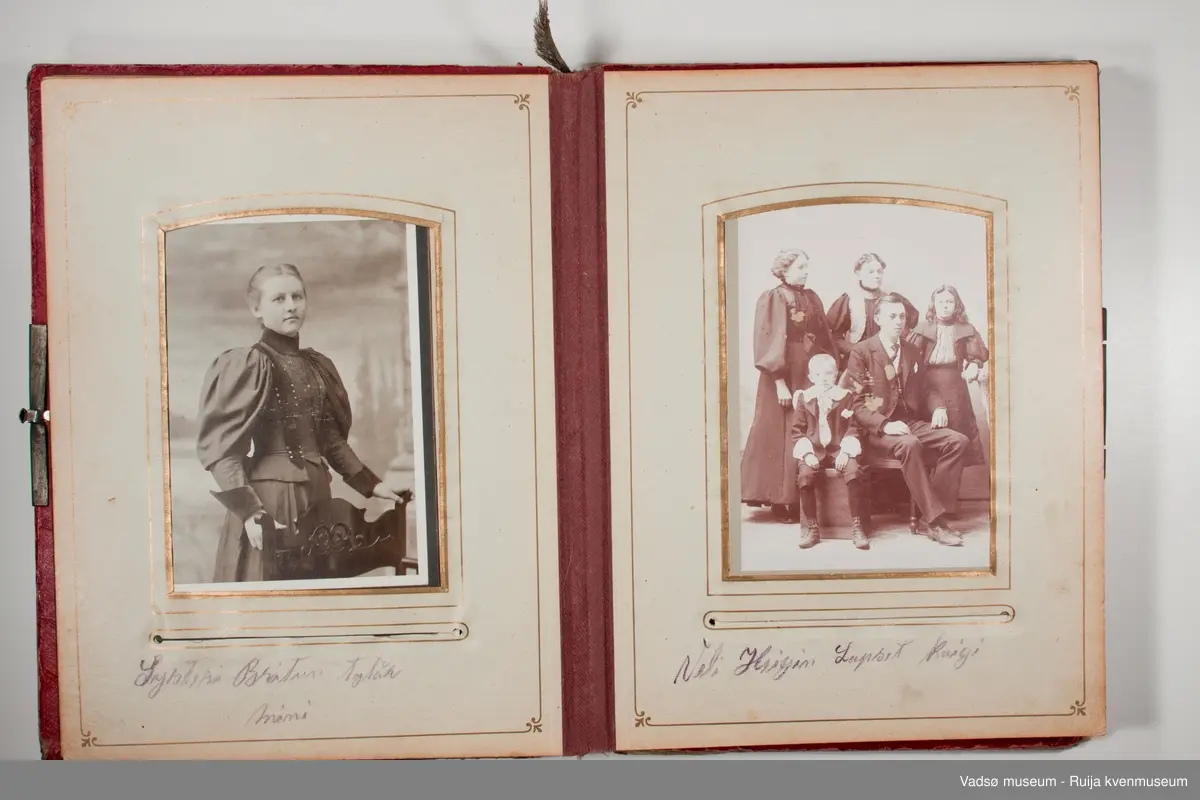 Albumet inneholder familebilder, kabinettkort for det meste. Det er 11 tintype i albumet. 

Om Tintype fotografering:

Tintype kom i 1853. Kvaliteten på bildet var dårlig, men prosessen ble raskt populær blant amatører og kanonfotografere. Dette var en enkel og billig prosess. I stedet for glass ble emulsjonen lagt på en tynn metallplate som ble fortinnet og malt svart. Når negativet lå på en mørk bakgrunn hadde det den effekt at det virket som et positivt bilde. Hos fagfotografen var det gjerne de bemidlede borgerne som lot seg fotografere, men med denne prosessen kunne også arbeideren ha råd til å la seg avbilde. Disse bildene tatt med tintype har i ettertid vært viktige for historikere som har forsket på det lavere sosiale laget av befolkningen.  Tintype prosessen var rask, krevde lite kjemi, og siden metallplaten ikke trakk vann så tørket den med det samme. Bildene kunne klippes til så de passet i medaljonger eller i små papirrammer, og de tålte å bli sendt i posten. Prosessen ble brukt helt frem til 1950 tallet, da den ble overtatt av polaroidfotografiet og 35mm film.