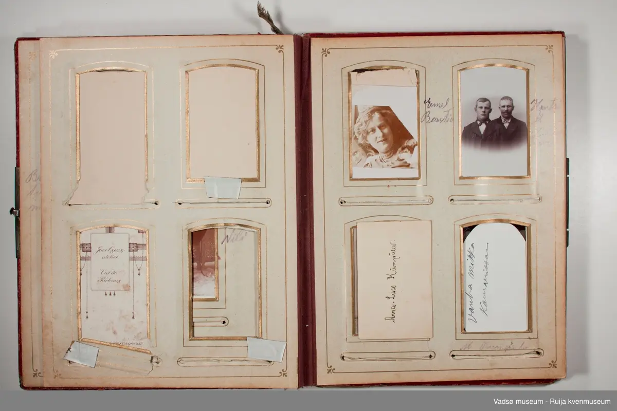 Albumet inneholder familebilder, kabinettkort for det meste. Det er 11 tintype i albumet. 

Om Tintype fotografering:

Tintype kom i 1853. Kvaliteten på bildet var dårlig, men prosessen ble raskt populær blant amatører og kanonfotografere. Dette var en enkel og billig prosess. I stedet for glass ble emulsjonen lagt på en tynn metallplate som ble fortinnet og malt svart. Når negativet lå på en mørk bakgrunn hadde det den effekt at det virket som et positivt bilde. Hos fagfotografen var det gjerne de bemidlede borgerne som lot seg fotografere, men med denne prosessen kunne også arbeideren ha råd til å la seg avbilde. Disse bildene tatt med tintype har i ettertid vært viktige for historikere som har forsket på det lavere sosiale laget av befolkningen.  Tintype prosessen var rask, krevde lite kjemi, og siden metallplaten ikke trakk vann så tørket den med det samme. Bildene kunne klippes til så de passet i medaljonger eller i små papirrammer, og de tålte å bli sendt i posten. Prosessen ble brukt helt frem til 1950 tallet, da den ble overtatt av polaroidfotografiet og 35mm film.