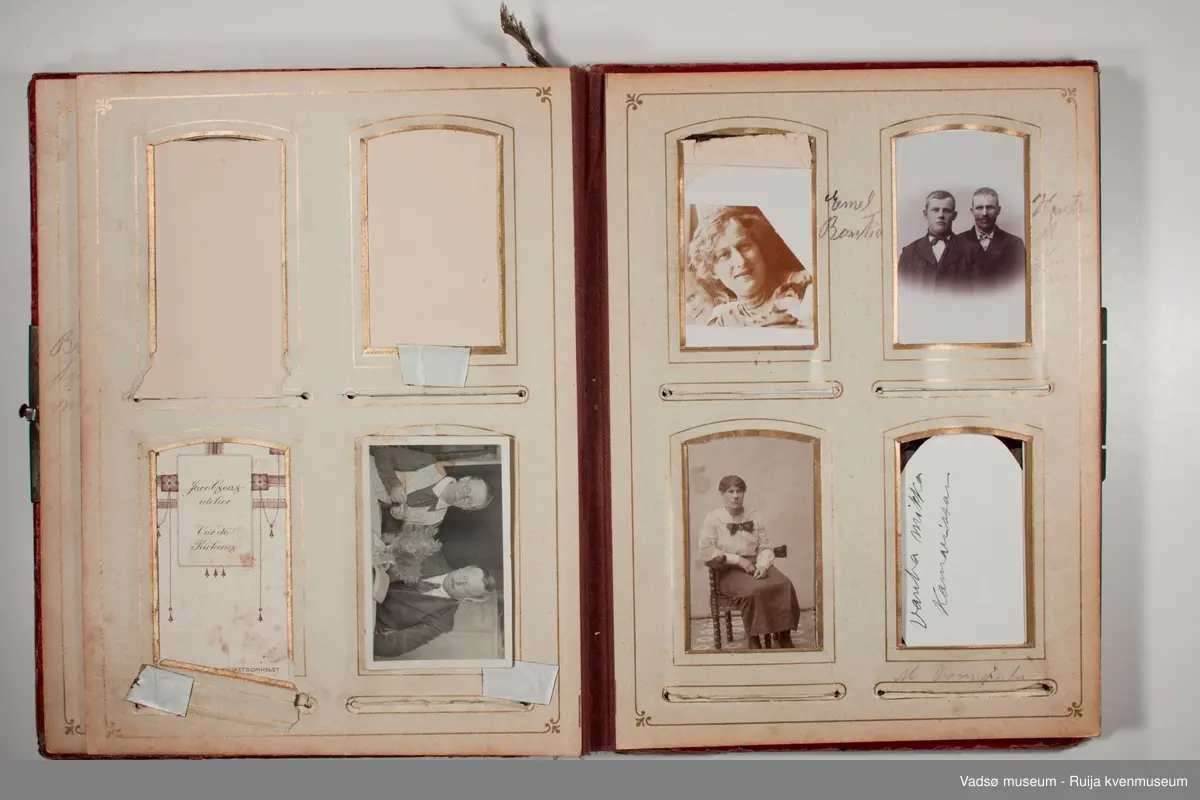Albumet inneholder familebilder, kabinettkort for det meste. Det er 11 tintype i albumet. 

Om Tintype fotografering:

Tintype kom i 1853. Kvaliteten på bildet var dårlig, men prosessen ble raskt populær blant amatører og kanonfotografere. Dette var en enkel og billig prosess. I stedet for glass ble emulsjonen lagt på en tynn metallplate som ble fortinnet og malt svart. Når negativet lå på en mørk bakgrunn hadde det den effekt at det virket som et positivt bilde. Hos fagfotografen var det gjerne de bemidlede borgerne som lot seg fotografere, men med denne prosessen kunne også arbeideren ha råd til å la seg avbilde. Disse bildene tatt med tintype har i ettertid vært viktige for historikere som har forsket på det lavere sosiale laget av befolkningen.  Tintype prosessen var rask, krevde lite kjemi, og siden metallplaten ikke trakk vann så tørket den med det samme. Bildene kunne klippes til så de passet i medaljonger eller i små papirrammer, og de tålte å bli sendt i posten. Prosessen ble brukt helt frem til 1950 tallet, da den ble overtatt av polaroidfotografiet og 35mm film.