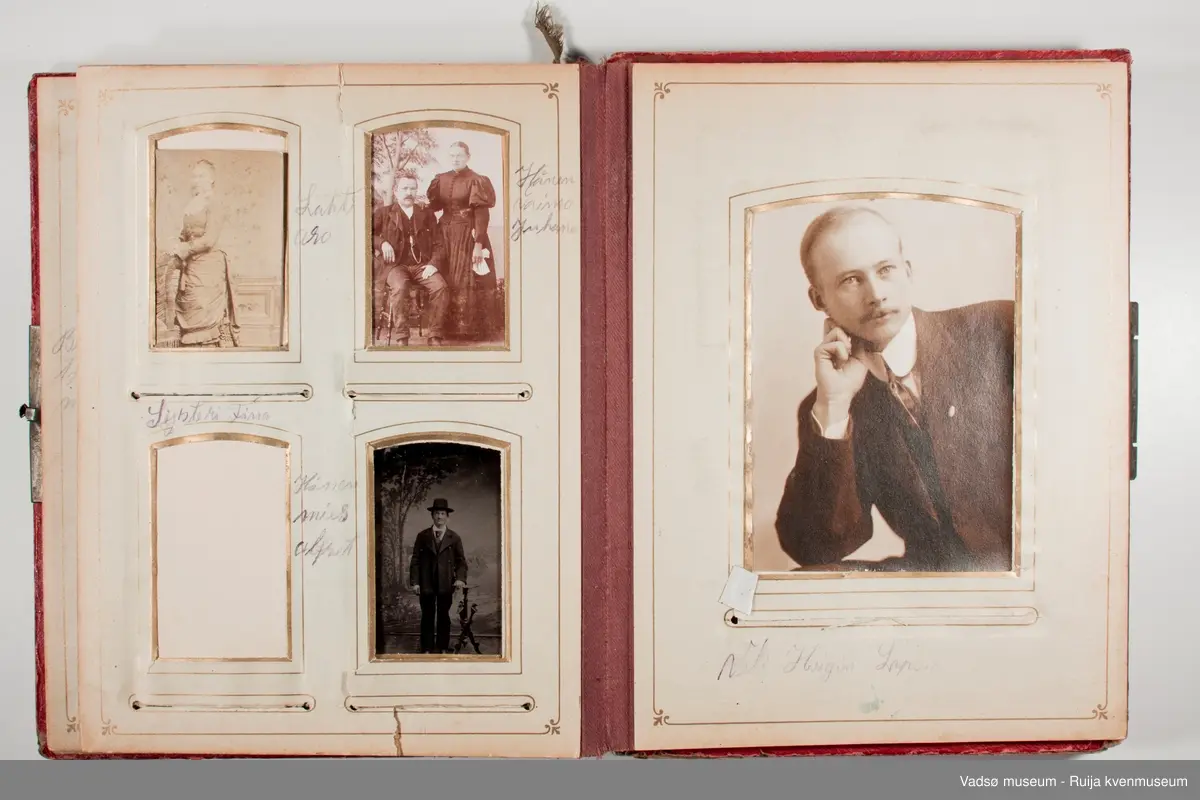Albumet inneholder familebilder, kabinettkort for det meste. Det er 11 tintype i albumet. 

Om Tintype fotografering:

Tintype kom i 1853. Kvaliteten på bildet var dårlig, men prosessen ble raskt populær blant amatører og kanonfotografere. Dette var en enkel og billig prosess. I stedet for glass ble emulsjonen lagt på en tynn metallplate som ble fortinnet og malt svart. Når negativet lå på en mørk bakgrunn hadde det den effekt at det virket som et positivt bilde. Hos fagfotografen var det gjerne de bemidlede borgerne som lot seg fotografere, men med denne prosessen kunne også arbeideren ha råd til å la seg avbilde. Disse bildene tatt med tintype har i ettertid vært viktige for historikere som har forsket på det lavere sosiale laget av befolkningen.  Tintype prosessen var rask, krevde lite kjemi, og siden metallplaten ikke trakk vann så tørket den med det samme. Bildene kunne klippes til så de passet i medaljonger eller i små papirrammer, og de tålte å bli sendt i posten. Prosessen ble brukt helt frem til 1950 tallet, da den ble overtatt av polaroidfotografiet og 35mm film.