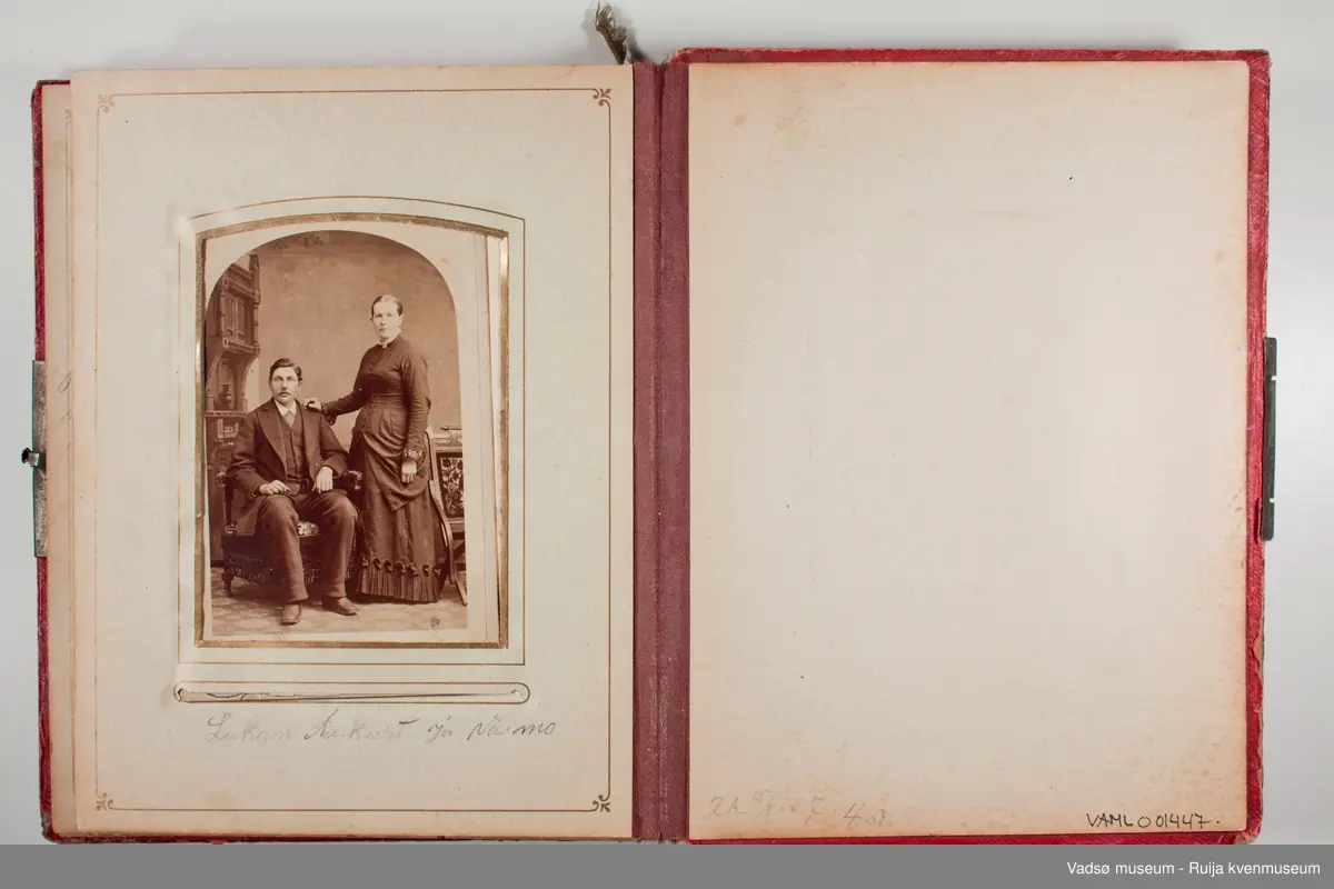 Albumet inneholder familebilder, kabinettkort for det meste. Det er 11 tintype i albumet. 

Om Tintype fotografering:

Tintype kom i 1853. Kvaliteten på bildet var dårlig, men prosessen ble raskt populær blant amatører og kanonfotografere. Dette var en enkel og billig prosess. I stedet for glass ble emulsjonen lagt på en tynn metallplate som ble fortinnet og malt svart. Når negativet lå på en mørk bakgrunn hadde det den effekt at det virket som et positivt bilde. Hos fagfotografen var det gjerne de bemidlede borgerne som lot seg fotografere, men med denne prosessen kunne også arbeideren ha råd til å la seg avbilde. Disse bildene tatt med tintype har i ettertid vært viktige for historikere som har forsket på det lavere sosiale laget av befolkningen.  Tintype prosessen var rask, krevde lite kjemi, og siden metallplaten ikke trakk vann så tørket den med det samme. Bildene kunne klippes til så de passet i medaljonger eller i små papirrammer, og de tålte å bli sendt i posten. Prosessen ble brukt helt frem til 1950 tallet, da den ble overtatt av polaroidfotografiet og 35mm film.