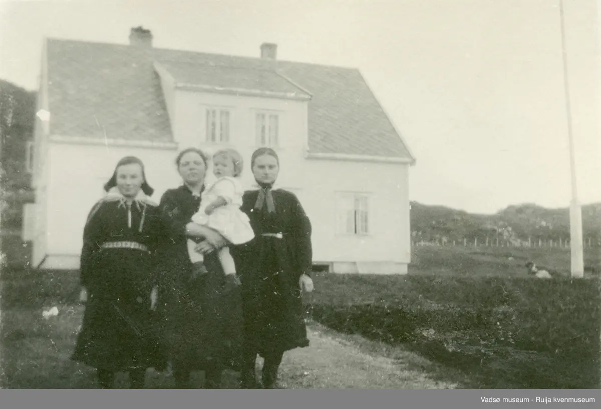 Foran Kolvik barnehjem i Porsanger, Finnmark. 1920-1925. 

Kvinnen til venstre er Sofie Margrethe Mathisen (1907-1996) og kvinnen i midten Kristine Mathilde Kristiandatter Smestad som var ansatt på barnehjemmet. Kvinnen til høyre er Sofie Elen Anna Johnsen (1906-1990) fra Anopset.



