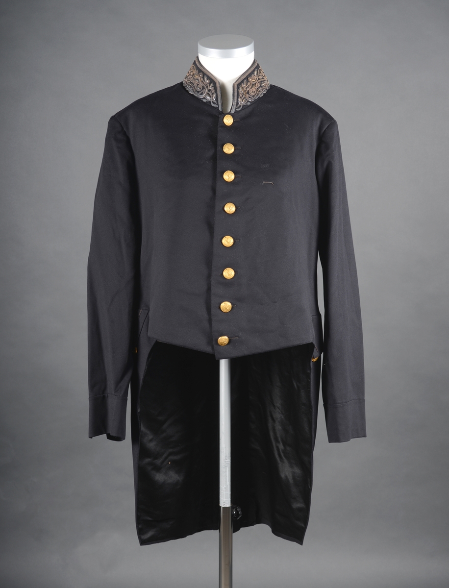 Metall hatteeske med hengslet lokk. Håndtak på lokket og en hempe på siden for hengelås. Esken har ikke fôr.
Hatten i silkefloss, er to snutet med gullbånddekor på hver snute. Langs kanten på den oppbøyde bremmen er det sydd på ripsvevd silkebånd. På den ene siden er det en kokarde med norske farger. Over denne ligger det gullbånd (krampe) festet til en gullfarget knapp med motiv anker. Hatten har fôr og svettebånd med en sløyfe. Det er stempel inne i pullen. To små knapper er sydd fast i pullen Rundt disse er det viklet snor. Hatten har hakebånd med spenne.