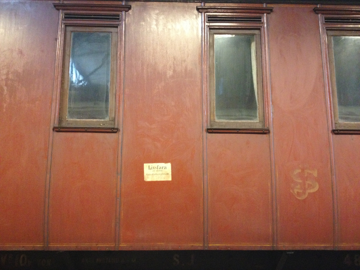 Personvagn SJ BC 486, f.d. SJ C6 486.
I gott avställningsskick som omodern äldre vagn något återställd till utförande som kombinerad före 1923. Rödbrunt ytskikt från ommålning efter att färgsystemet vid SJ gjordes om 1924. Plattformar i båda vagnsändar.

Andraklassdelen upptar 3/5 av vagnen och består av två kupéer för sammanlagt 12 personer, korridor och klosettrum. Korridoren är klädd med panel och ådringsmålad invändigt i ljus ekimitation. Det är skjutdörrar till andraklasskupéerna och en dörr in till tredje klass. Väggarna i andraklasskupéerna är klädda med brunblommig vaxduk och i taket sitter en ljus prickig vaxduk, samt stearinljusbelysning och blå nattskärmar av tunt fint kläde. Sofforna är väggfasta, med svarvade ben och klädda med tigermönstrad mokett (yllesammet med kort lugg), stoppade med tagel och har möbelsnoddar längs med kanter och sömmar.
Ovanför sofforna sitter hatthyllor med vitmålade gjutjärnskonsoler och snörnät. Under sofforna sitter värmeelement eller någon form av tilluftsflöde och över fönstren finns ventiler. Det är olika fönsterremmar i olika kupéer och i korridoren, vävda, av läder och av textil. Samtliga golv i andra klass och tredje klass är av brun linoleum. Golvet är skarvat på flera ställen. I korridoren sitter en svart tavla för anslag. Klosettrummet har en toalett med trälock och en pissoar. Utanför klosettrummet sitter ett karaffställ av trä på väggen för en karaff och två glas.

Tredjeklassdelen består av en dubbelkupé för 18 personer, utan mellanvägg men med öppning för passerande. Tredjeklassdelen har till skillnad från andra klass endast ett fönster mellan varje soffpar. Sofforna är utförda som spjälsoffor på järnstomme. Även resgodshyllorna är av träspjälor ådringsmålad i ljus ek liksom tak och väggar. Gjutjärnskonsolerna till hatthyllorna är rödmålade. Golvet är detsamma som i övriga vagnen.  

Vita mönstervävda gardiner med SJ:s emblem.