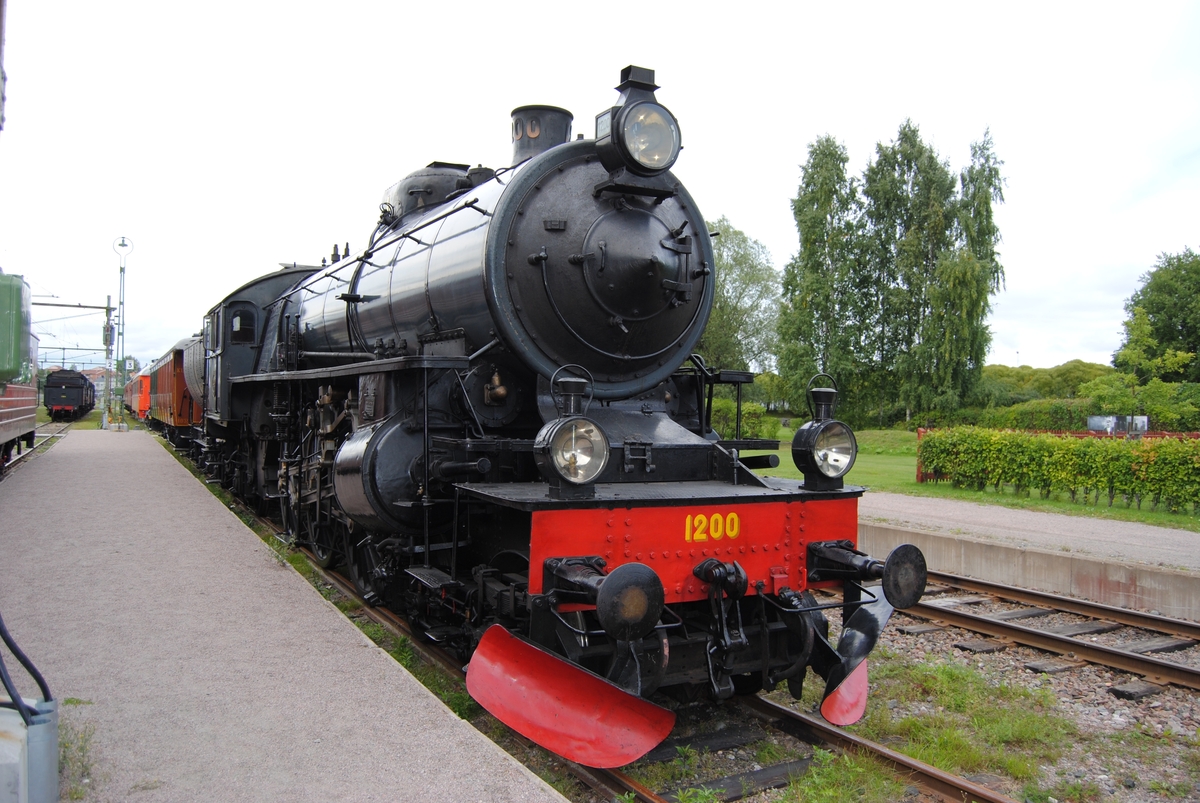 Ånglok F 1200.
Tillverkningsnummer: NH 1020. Överhettare W. Schmidts patent.
Längd: 21,3 m
Vikt: 142 ton
Höjd på drivhjulen: 1880 mm
Högsta tillåtna hastighet: 90 km/h framåt och 60 km/h bakåt
Effekt: 1550 hk
Kolförråd: 6,5 ton
Vattenförråd: 25 kbm

Se även F 1202, Jvm 20813.