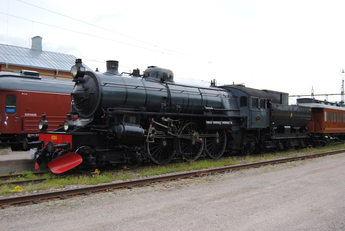 Ånglok F 1200.
Tillverkningsnummer: NH 1020. Överhettare W. Schmidts patent.
Längd: 21,3 m
Vikt: 142 ton
Höjd på drivhjulen: 1880 mm
Högsta tillåtna hastighet: 90 km/h framåt och 60 km/h bakåt
Effekt: 1550 hk
Kolförråd: 6,5 ton
Vattenförråd: 25 kbm

Se även F 1202, Jvm 20813.