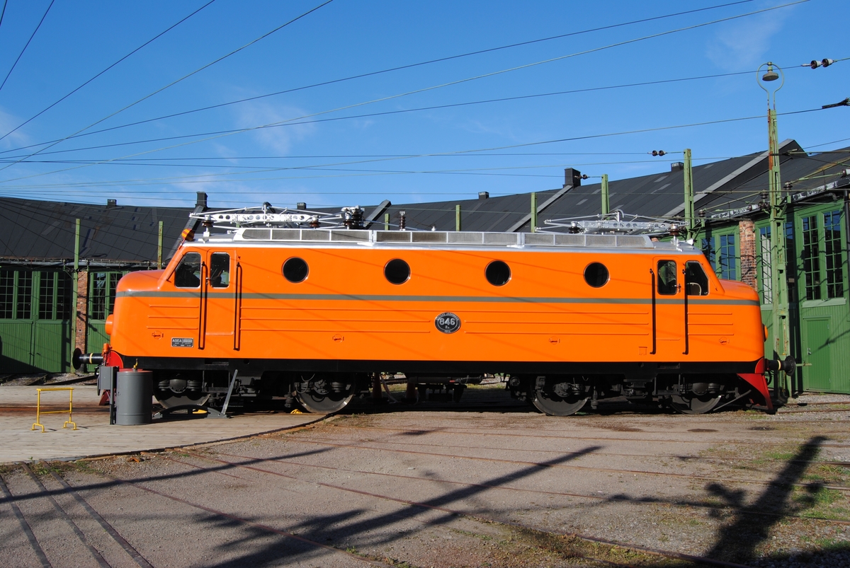 Ellok Ra 846, så kallat rapidlok eller expresstågslok. Kallas "Rapid 1". Återställd till orange färgsättning efter att den förvärvats till museet.