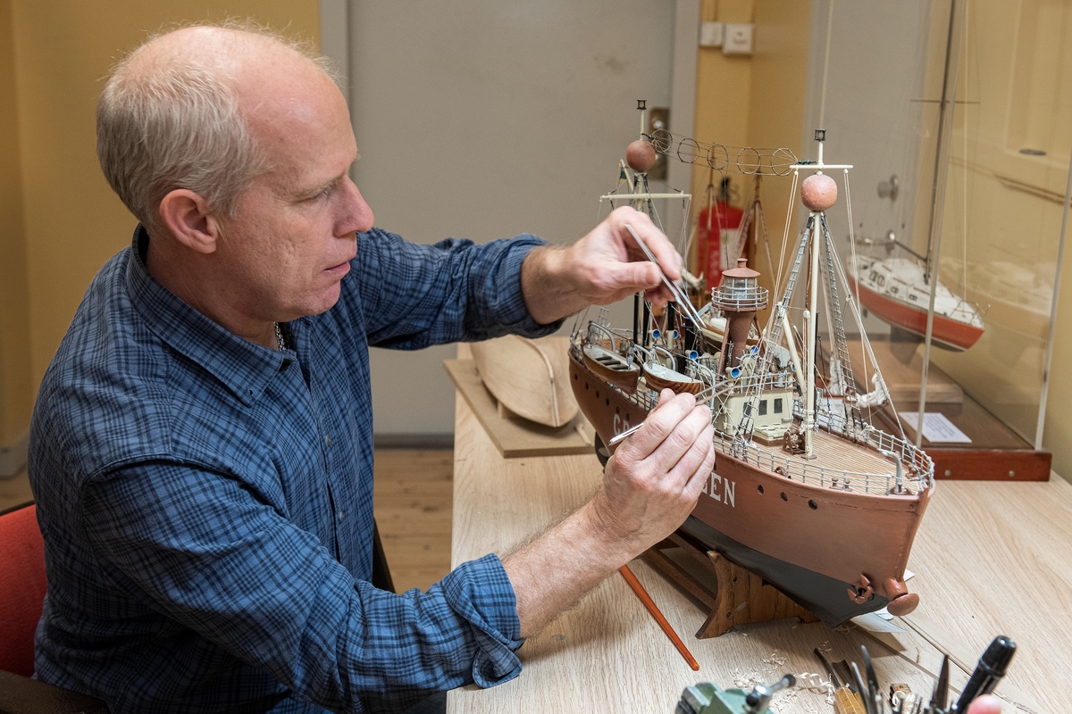 Modellbyggare Stefan Bruhn med en modell av fyrskeppet Grundkallen.