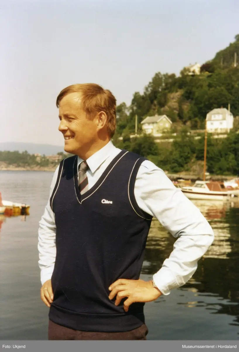 Mann i marineblå vest.