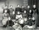 Nisbethska skolan. Femte klassen av Nisbethska skolan i Kalmar år 1892 vårterminen. Stina Rydberg, Emy Sahlin, Carolina von Diederich, Ebba Kjellström, Gurli Karlsson, Frideborg Johansson, (Öland), Agda Ahlroth, Emy Svensson, (Öland), l Holmström, Karlsson.