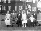 Gustav Johansson Albers och Lydia Andreasdotter Annas med gäster utanför Stugan i Stadsparken. Efter ankomsten till Jönköping 1929 var det några av svenskbyborna som ingick äktenskap.