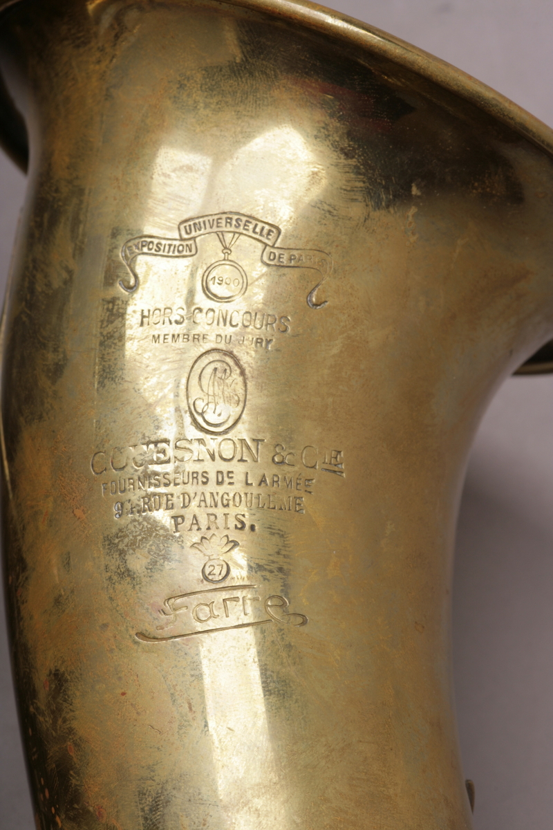 Blåseinstrument i metall med klaffer. Saksofonen har 22 tonehull som åpnes og stenges ved hjelp av 18 fingerposisjoner på klaffene. Instrumentets hals kan taes av. De andre delene (korpus, buen, klokkestykke) er sammenføyet ved en ring.