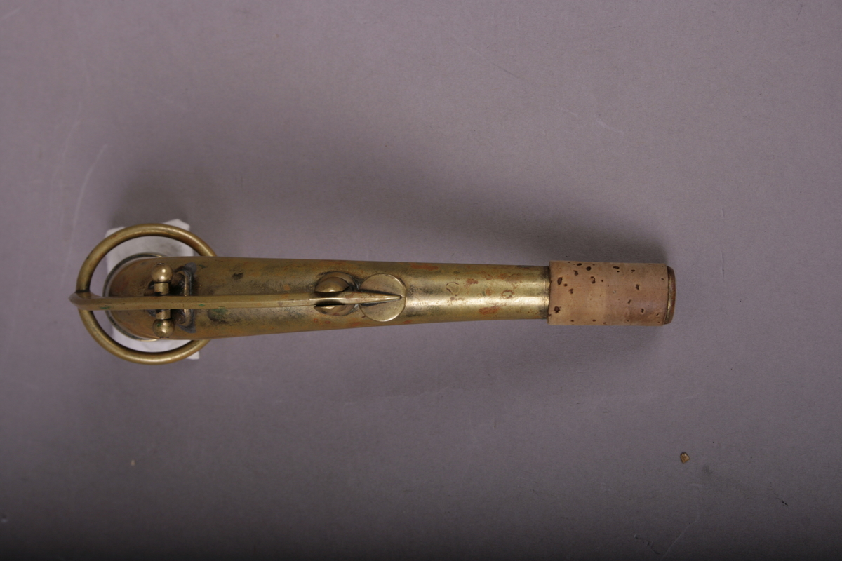 Blåseinstrument i metall med klaffer. Saksofonen har 22 tonehull som åpnes og stenges ved hjelp av 18 fingerposisjoner på klaffene. Instrumentets hals kan taes av. De andre delene (korpus, buen, klokkestykke) er sammenføyet ved en ring.