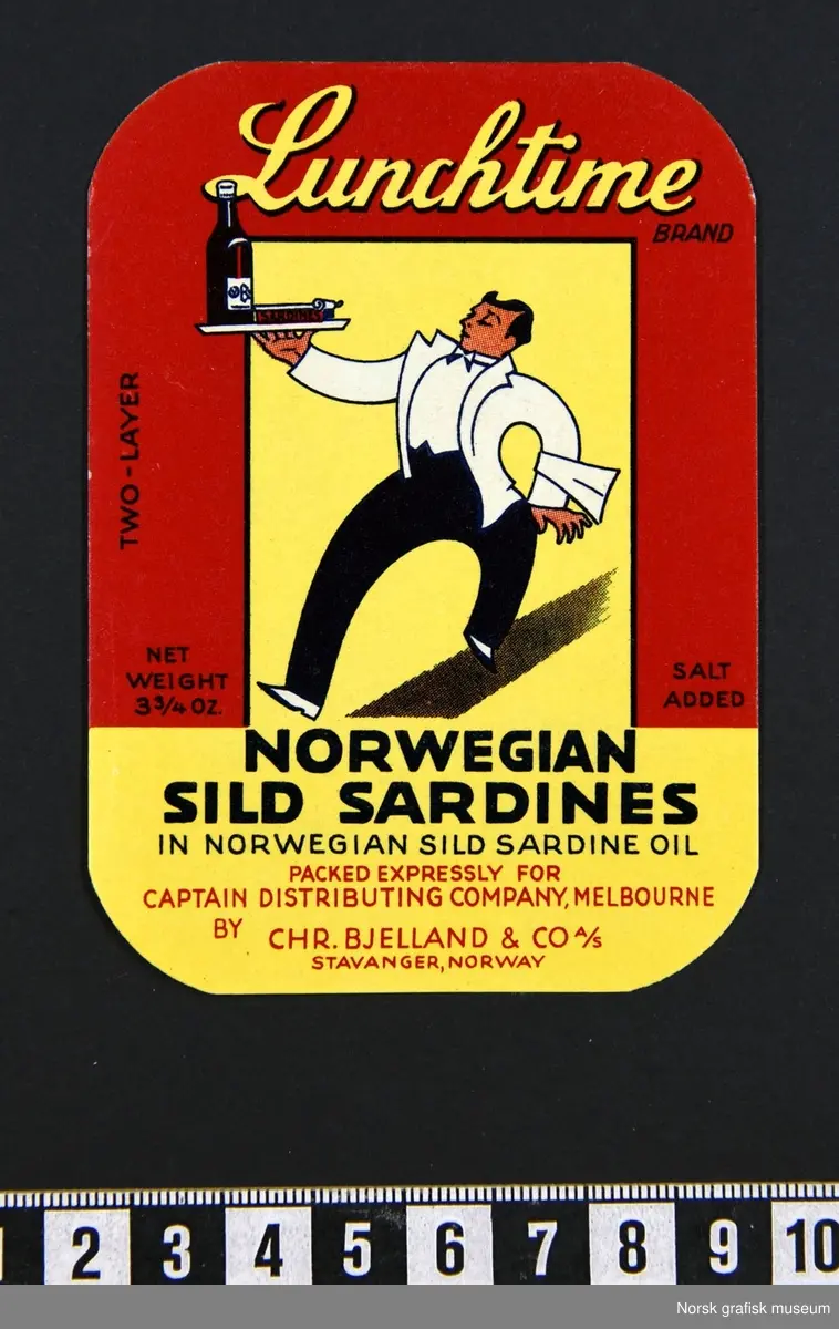 En bunke med etiketter i rødt og gult med en tegning av en servitør bærende på et fyllt serveringsbrett. 

"Norwegian sild sardines in Norwegian sild sardine oil"