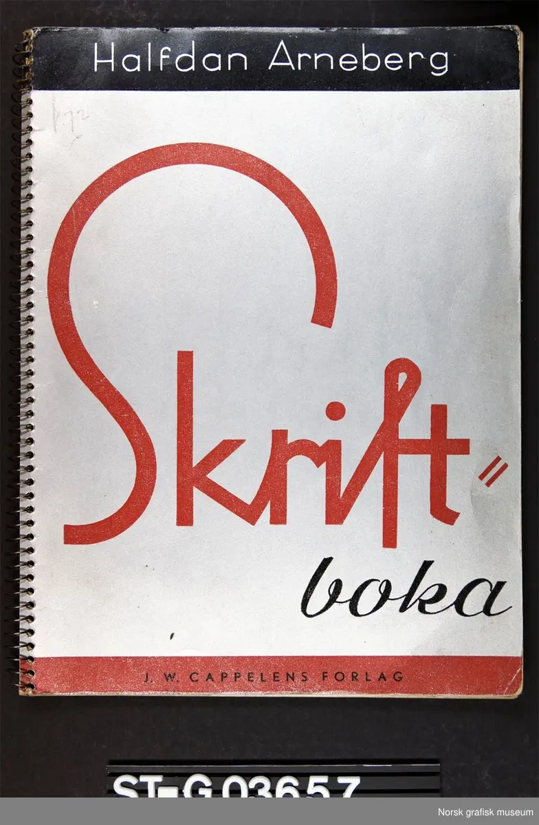 Spiralinnbundet bok med skrifthistorie og mange eksempler på ulike skrifttyper.
