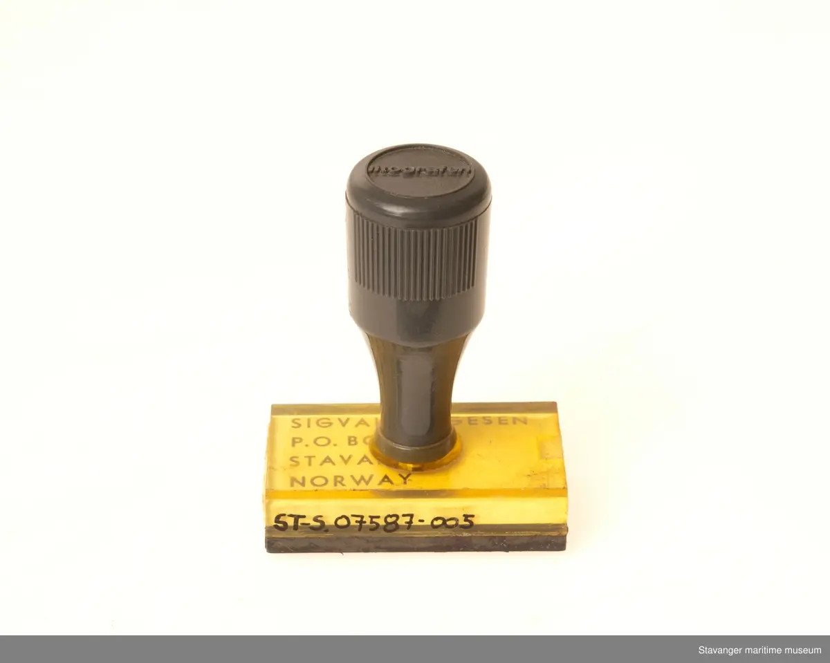 Stempel i plastikk, hvor det står Sigval Bergesen P. O. Box 44. Stavanger Norway