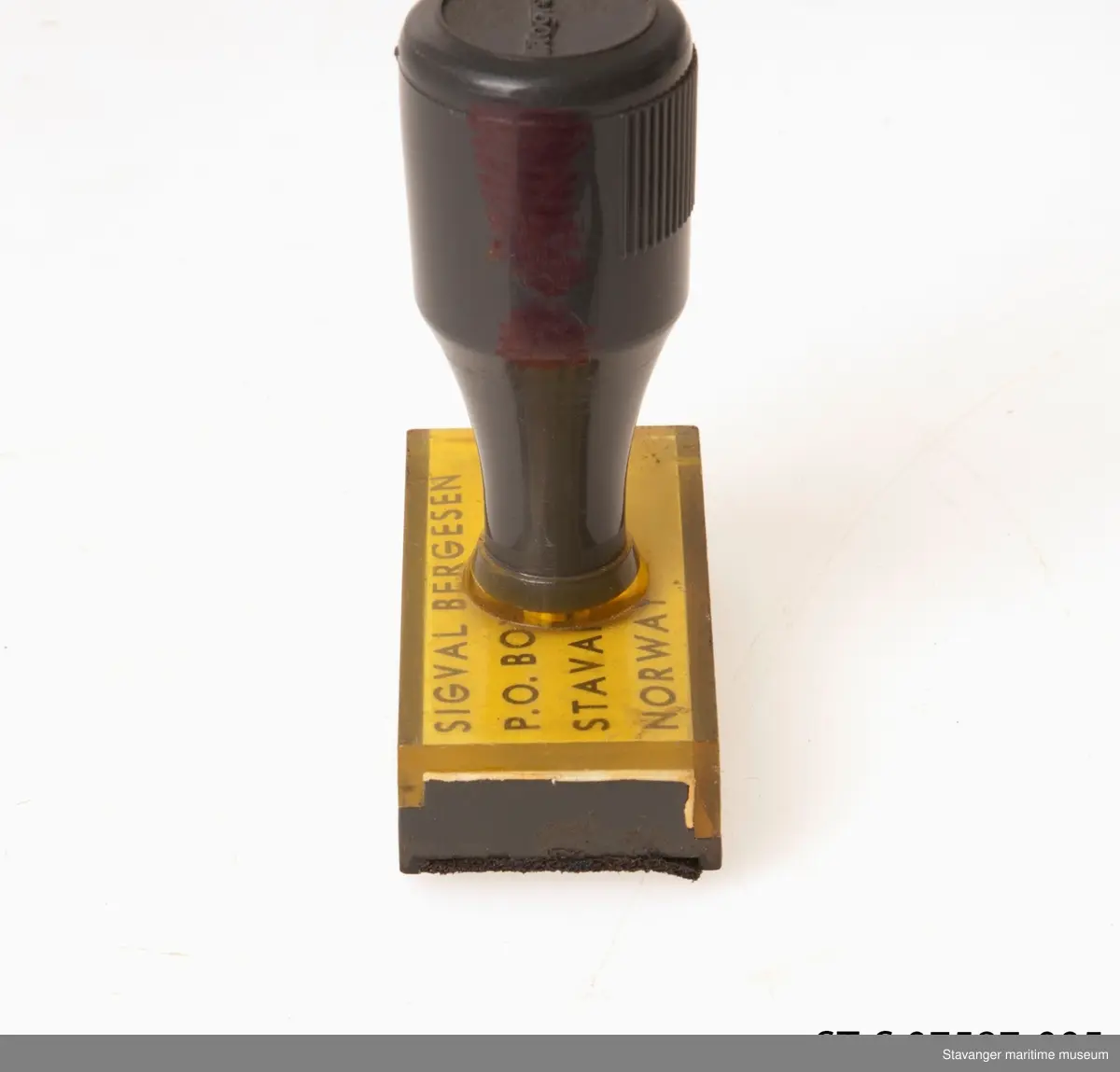 Stempel i plastikk, hvor det står Sigval Bergesen P. O. Box 44. Stavanger Norway