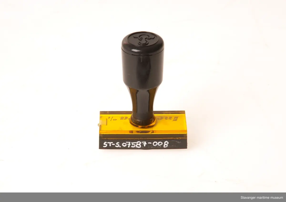 Stempel i plastikk og glass, hvor det står Incentra A/l Kontrakt med et øye over.