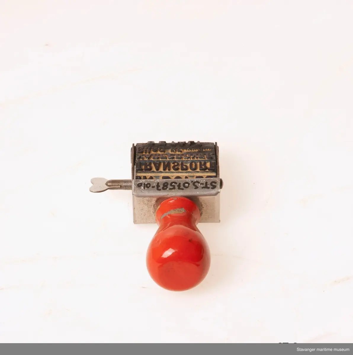 Stempel i tre og metall, kan roteres og har forskjellige ord/bruk. Trolig brukt for betalingsbekreftelse og lignende.